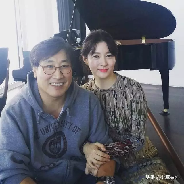 李英愛和56歲富商丈夫公開現身,男方牽手送行依依不捨~~