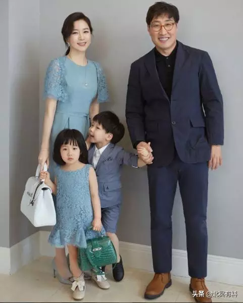 李英愛和56歲富商丈夫公開現身,男方牽手送行依依不捨~~