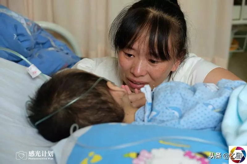 3歲男童術後渾身插滿管子,體重僅剩15.6斤,看見爸媽就流淚