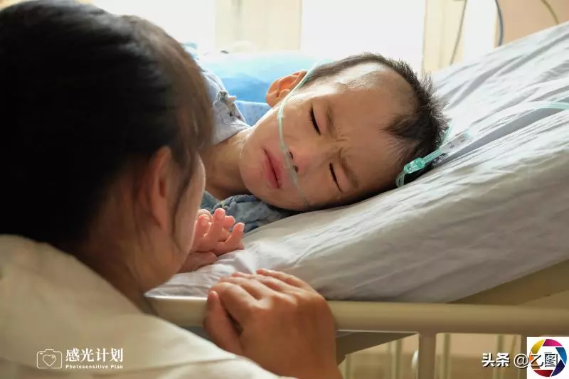 3歲男童術後渾身插滿管子,體重僅剩15.6斤,看見爸媽就流淚