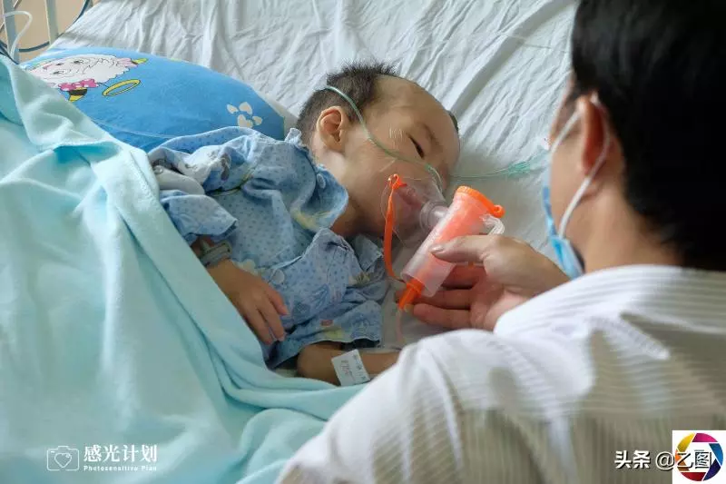 3歲男童術後渾身插滿管子,體重僅剩15.6斤,看見爸媽就流淚