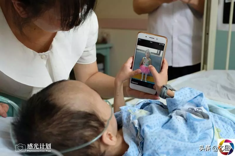 3歲男童術後渾身插滿管子,體重僅剩15.6斤,看見爸媽就流淚