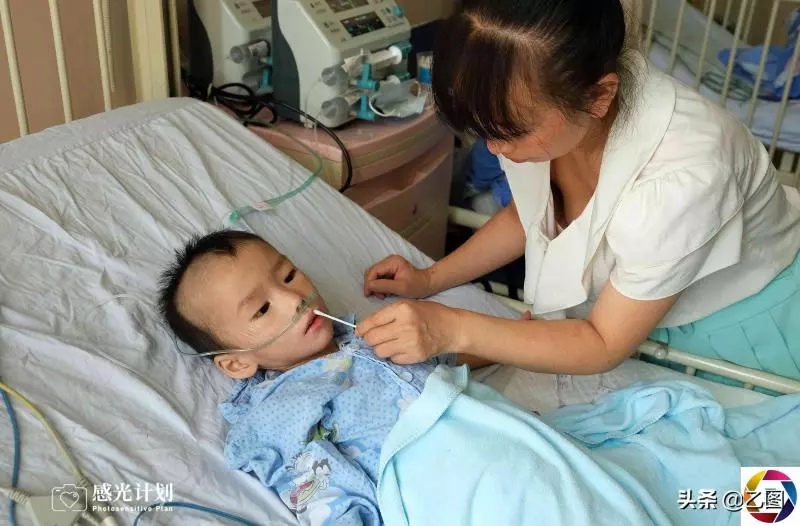 3歲男童術後渾身插滿管子,體重僅剩15.6斤,看見爸媽就流淚