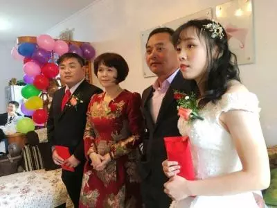 女兒結婚老婆給十萬陪嫁,婚後女兒哭著回來,我給老婆一巴掌!
