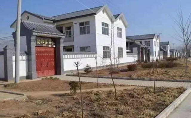 老漢進城給兒子送粽子,兒子給五百路費老漢說早給過了,兒子愣了