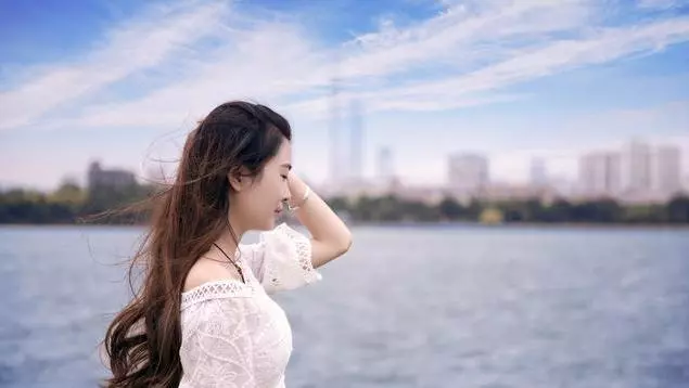 老漢進城給兒子送粽子,兒子給五百路費老漢說早給過了,兒子愣了