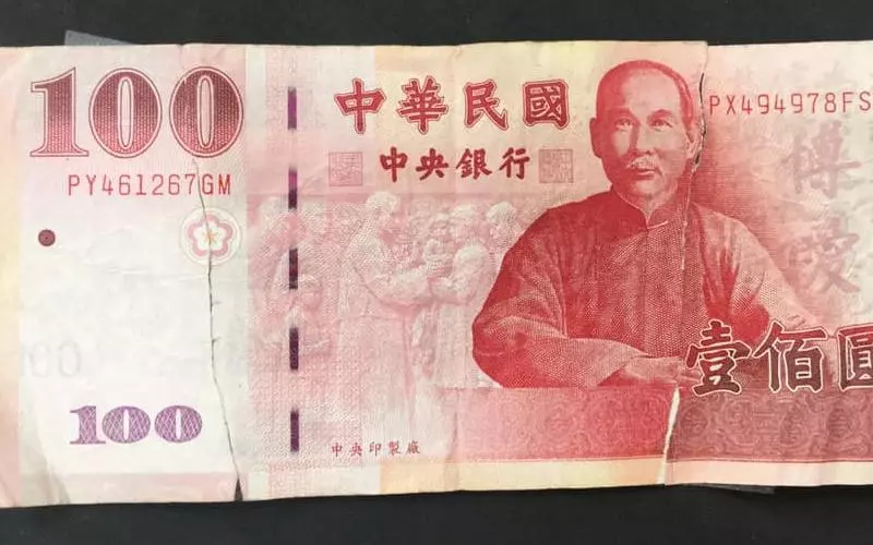 她把破成三截的百元鈔拿去銀行兌換,結果竟只換得50元!她仔細一看「發現根本被耍了」