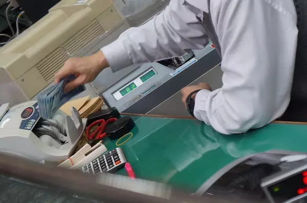 她把破成三截的百元鈔拿去銀行兌換,結果竟只換得50元!她仔細一看「發現根本被耍了」