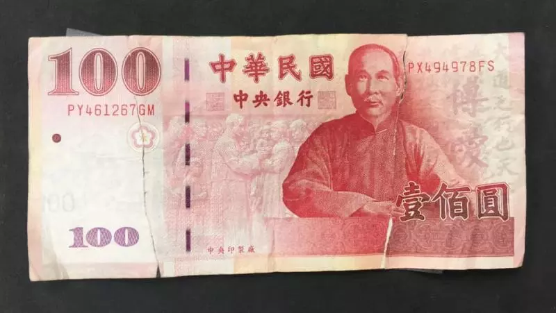 她把破成三截的百元鈔拿去銀行兌換,結果竟只換得50元!她仔細一看「發現根本被耍了」