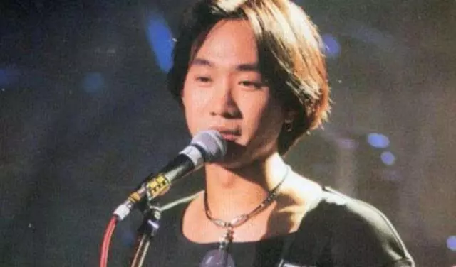 求婚戒戴了30年!「Beyond主唱」意外離開「未婚妻終身未嫁」,「做背後的女人」直到出殯前夕才被公開~~