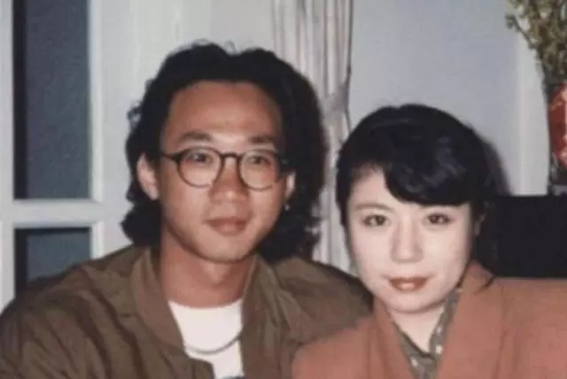 求婚戒戴了30年!「Beyond主唱」意外離開「未婚妻終身未嫁」,「做背後的女人」直到出殯前夕才被公開~~