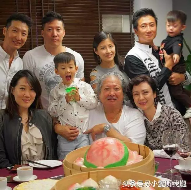 洪金寶下令追生孫女「36歲媳婦被拍到高齡凸肚」疑懷孕,看孫子眼神超有愛「嚴父變慈祥爺爺」~~