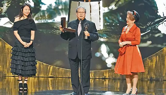 洪金寶下令追生孫女「36歲媳婦被拍到高齡凸肚」疑懷孕,看孫子眼神超有愛「嚴父變慈祥爺爺」~~