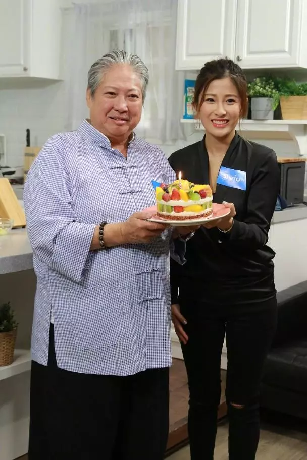 洪金寶下令追生孫女「36歲媳婦被拍到高齡凸肚」疑懷孕,看孫子眼神超有愛「嚴父變慈祥爺爺」~~