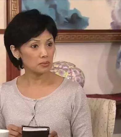 64歲TVB綠葉突發腦膜炎入院身體虛弱!曾兩次離婚與第三任丈夫恩愛~~~