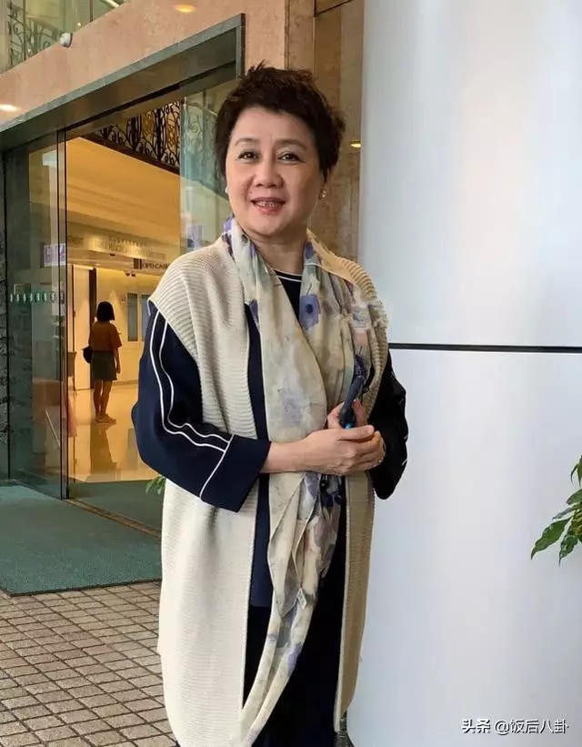 賭王四太到醫院看孫女滿臉喜悅,何超盈土豪朋友同行送鑽石當賀禮!