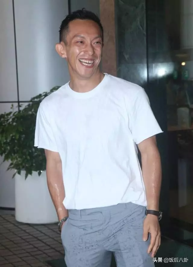 賭王四太到醫院看孫女滿臉喜悅,何超盈土豪朋友同行送鑽石當賀禮!