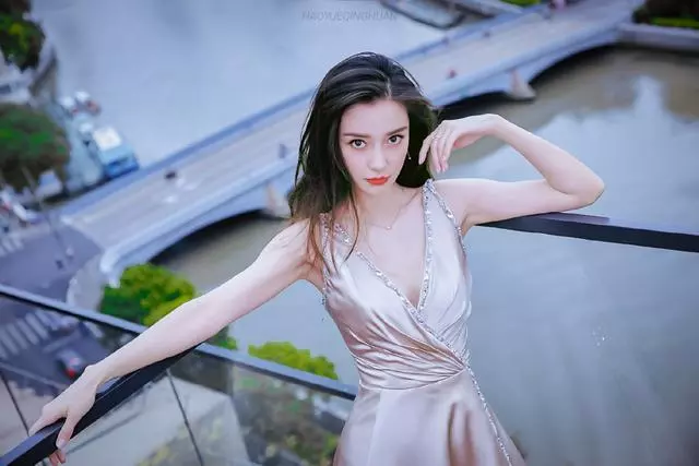 baby與劉嘉玲同台鬥豔,新老女神相差23歲,顏值身材不相上下!