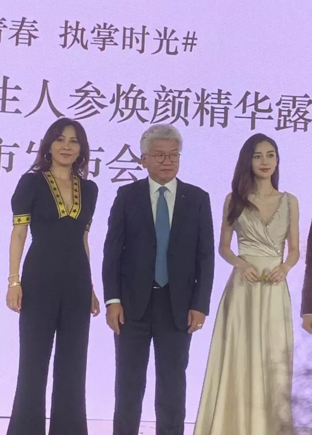 baby與劉嘉玲同台鬥豔,新老女神相差23歲,顏值身材不相上下!