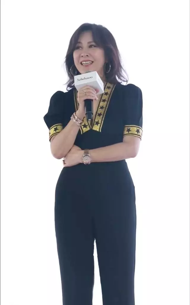 baby與劉嘉玲同台鬥豔,新老女神相差23歲,顏值身材不相上下!