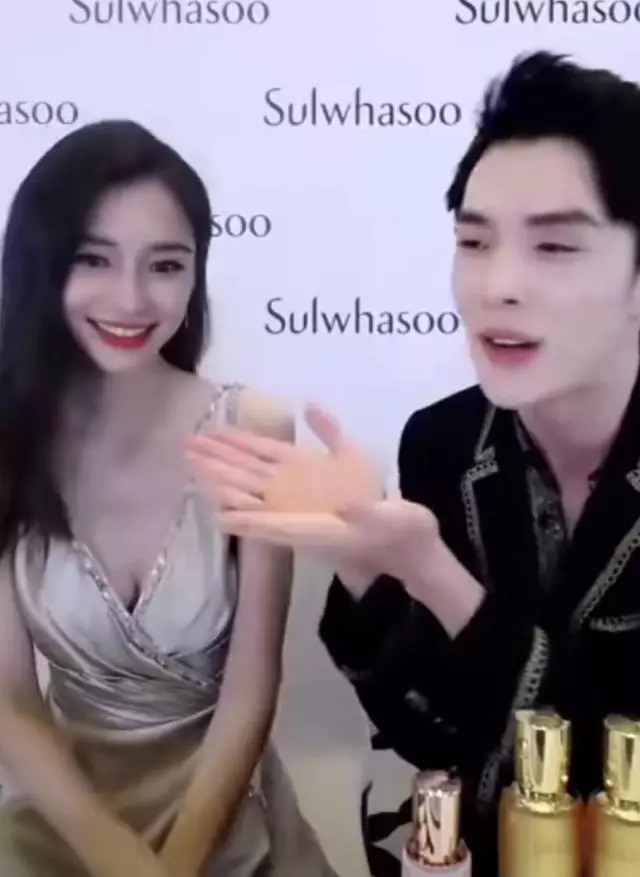 baby與劉嘉玲同台鬥豔,新老女神相差23歲,顏值身材不相上下!