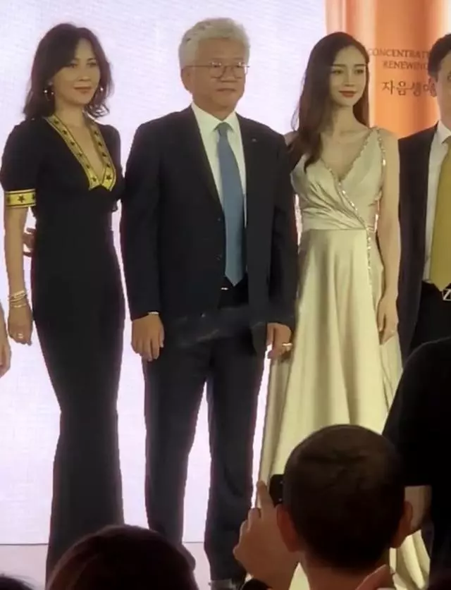 baby與劉嘉玲同台鬥豔,新老女神相差23歲,顏值身材不相上下!