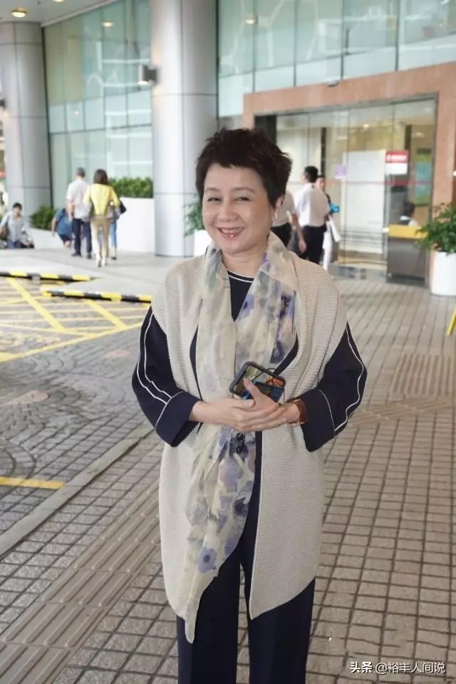 何超盈女兒「荷包蛋」樣貌首曝光,小臉肥嘟十分萌,名字寓意顯赫!