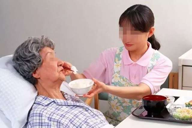 婆婆生病住院,我每天送飯喂飯,聽到她與護工的對話,我傷心欲絕