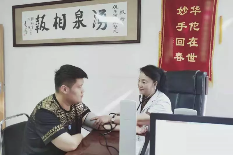 600斤哥哥因肥胖在母親懷中去世,267斤弟弟立志減肥救自己