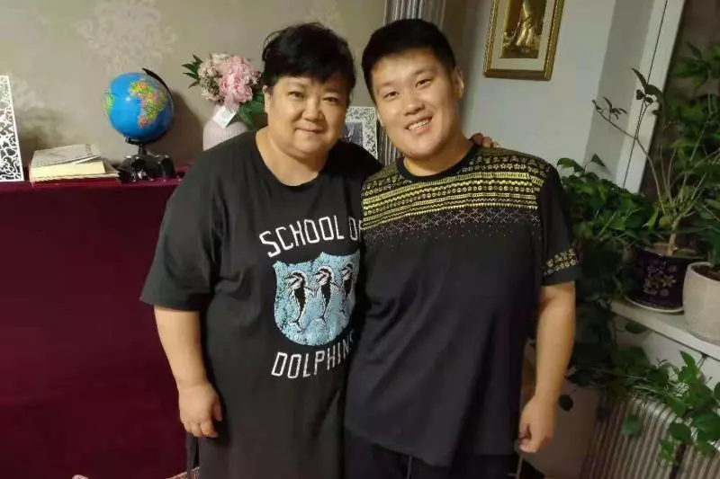 600斤哥哥因肥胖在母親懷中去世,267斤弟弟立志減肥救自己
