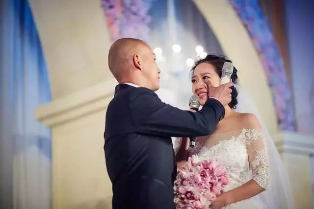 追星把自己追成了明星的女孩,如願以償嫁給了偶像,被寵成小公主