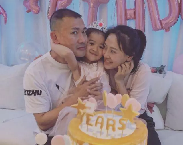 追星把自己追成了明星的女孩,如願以償嫁給了偶像,被寵成小公主