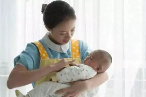 三年沒回家,發現老婆抱著一個孩子,我打她一巴掌,事後才知錯了