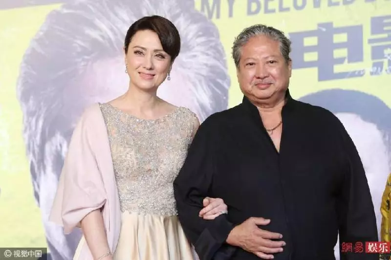 洪金寶深夜攜美妻外出「身體大不如前」,女助理當「人形拐杖」全程攙扶走!