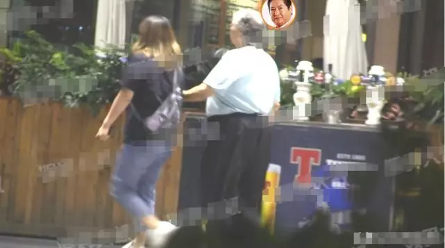 洪金寶深夜攜美妻外出「身體大不如前」,女助理當「人形拐杖」全程攙扶走!