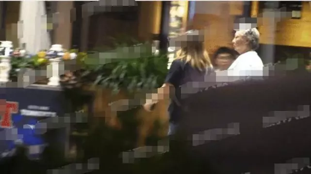 洪金寶深夜攜美妻外出「身體大不如前」,女助理當「人形拐杖」全程攙扶走!