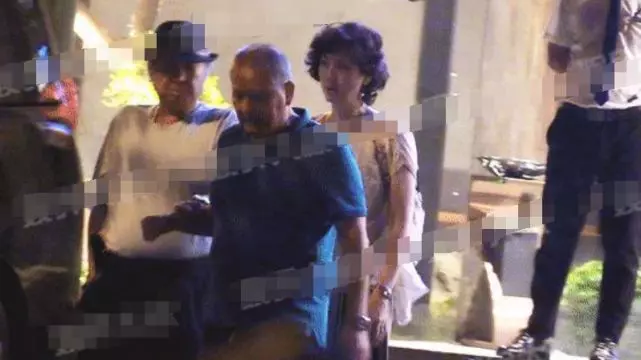 洪金寶深夜攜美妻外出「身體大不如前」,女助理當「人形拐杖」全程攙扶走!