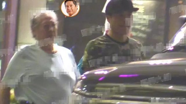 洪金寶深夜攜美妻外出「身體大不如前」,女助理當「人形拐杖」全程攙扶走!