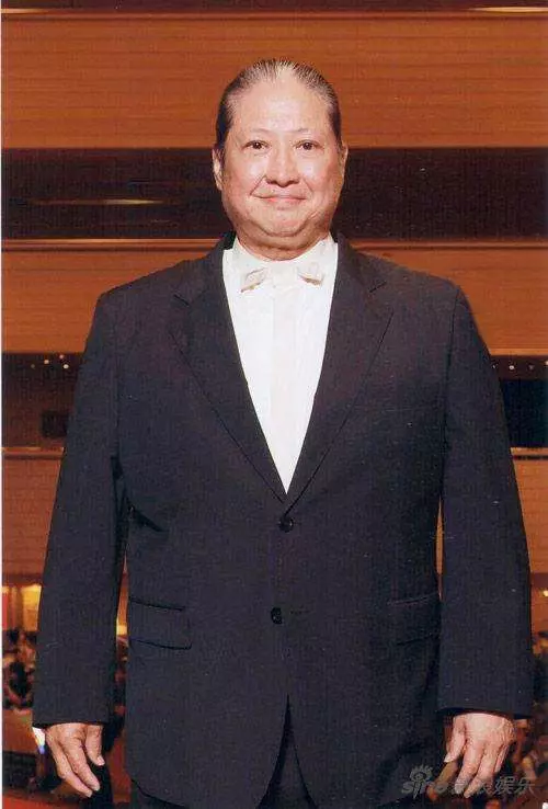 洪金寶深夜攜美妻外出「身體大不如前」,女助理當「人形拐杖」全程攙扶走!