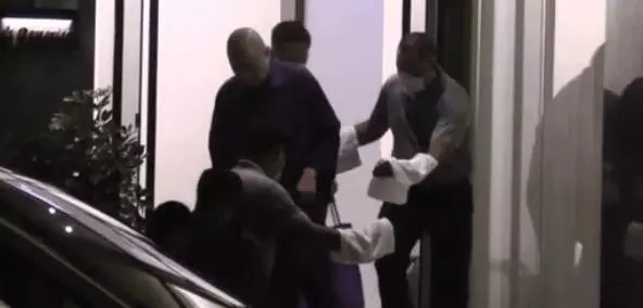 劉鑾雄罕見與老婆聚餐步履蹣跚,甘比抱娃健步如飛頭都不回!