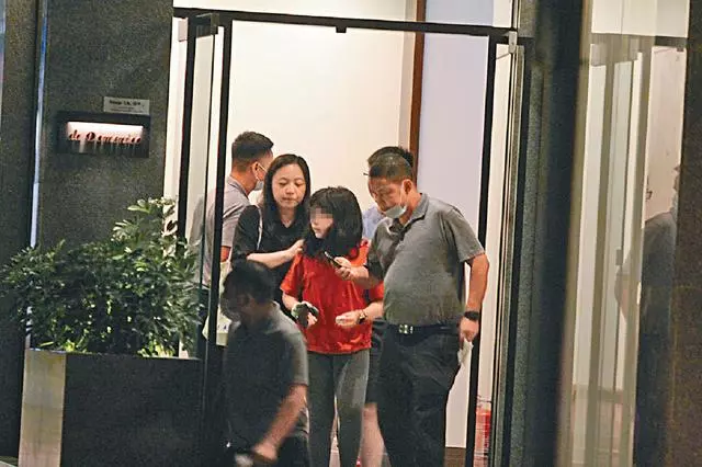 劉鑾雄罕見與老婆聚餐步履蹣跚,甘比抱娃健步如飛頭都不回!