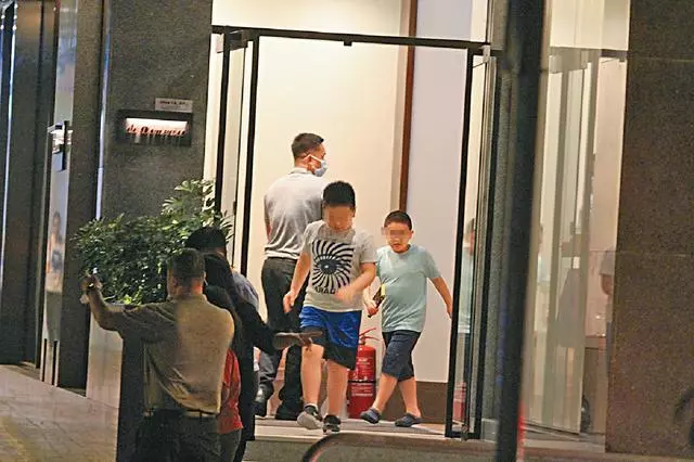 劉鑾雄罕見與老婆聚餐步履蹣跚,甘比抱娃健步如飛頭都不回!