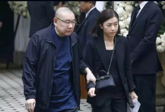劉鑾雄罕見與老婆聚餐步履蹣跚,甘比抱娃健步如飛頭都不回!