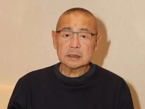 劉鑾雄罕見與老婆聚餐步履蹣跚,甘比抱娃健步如飛頭都不回!