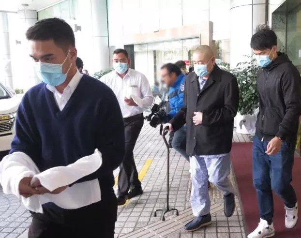 劉鑾雄罕見與老婆聚餐步履蹣跚,甘比抱娃健步如飛頭都不回!