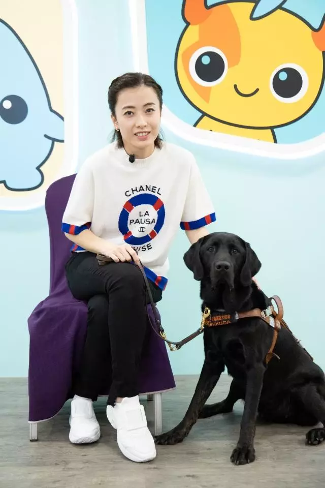 劉鑾雄罕見與老婆聚餐步履蹣跚,甘比抱娃健步如飛頭都不回!