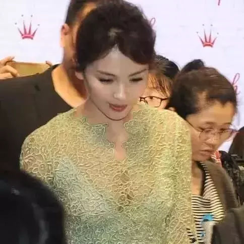 劉濤鏤空金絲禮服撈金,凍壞卻只有薄毯裹身,網友怒罵王珂不爭氣!