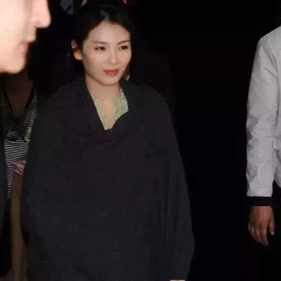 劉濤鏤空金絲禮服撈金,凍壞卻只有薄毯裹身,網友怒罵王珂不爭氣!