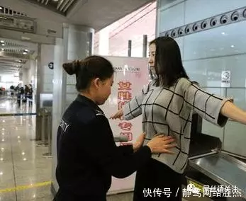 日本女遊客到中國,進行安檢時工作人員看到了什麼?一臉的尷尬!