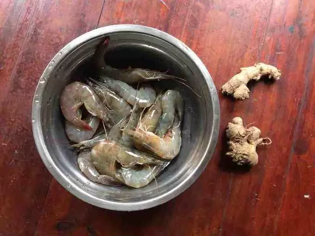 「水煮蝦」到底該用冷水還是熱水?「8成人都做錯」難怪蝦肉不Q彈!